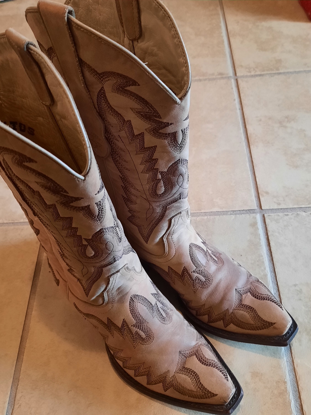Classic Embroidered Western Heeled Boots in Tan